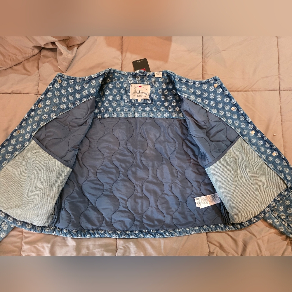 Levi's Premium Blue Quilted Floral-Print Jacket SizeL NWT - Picture 3 of 16